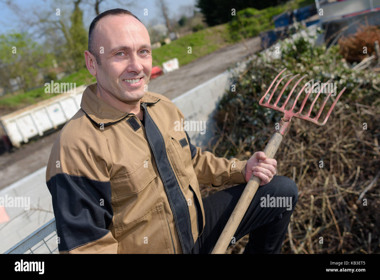 L'homme la collecte des feuilles après raclage Banque D'Images
