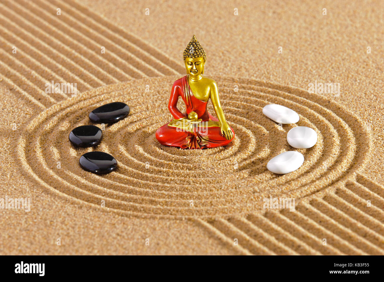 Jardin zen avec figurine Bouddha, Banque D'Images