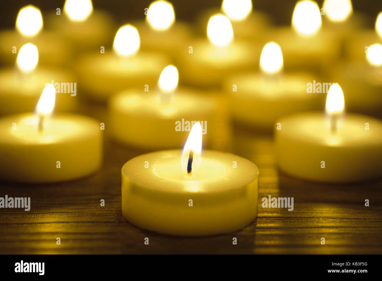 JARDIN DE méditation ZEN avec bougies, Banque D'Images