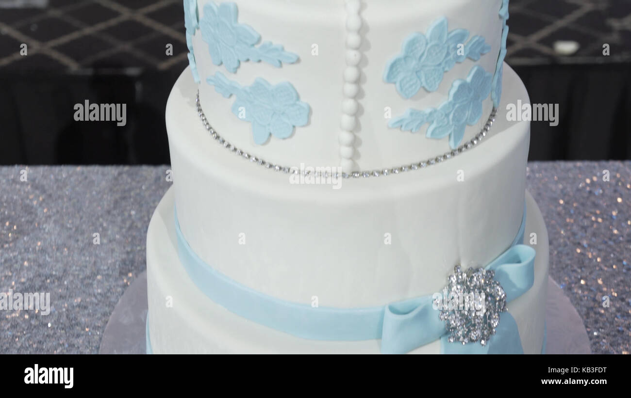 Un gâteau de mariage blanc multi de niveau sur une base en argent et des fleurs roses sur le dessus. veautiful. dicorated gâteau de mariage gâteau de mariage gâteau de célébration ou. Banque D'Images