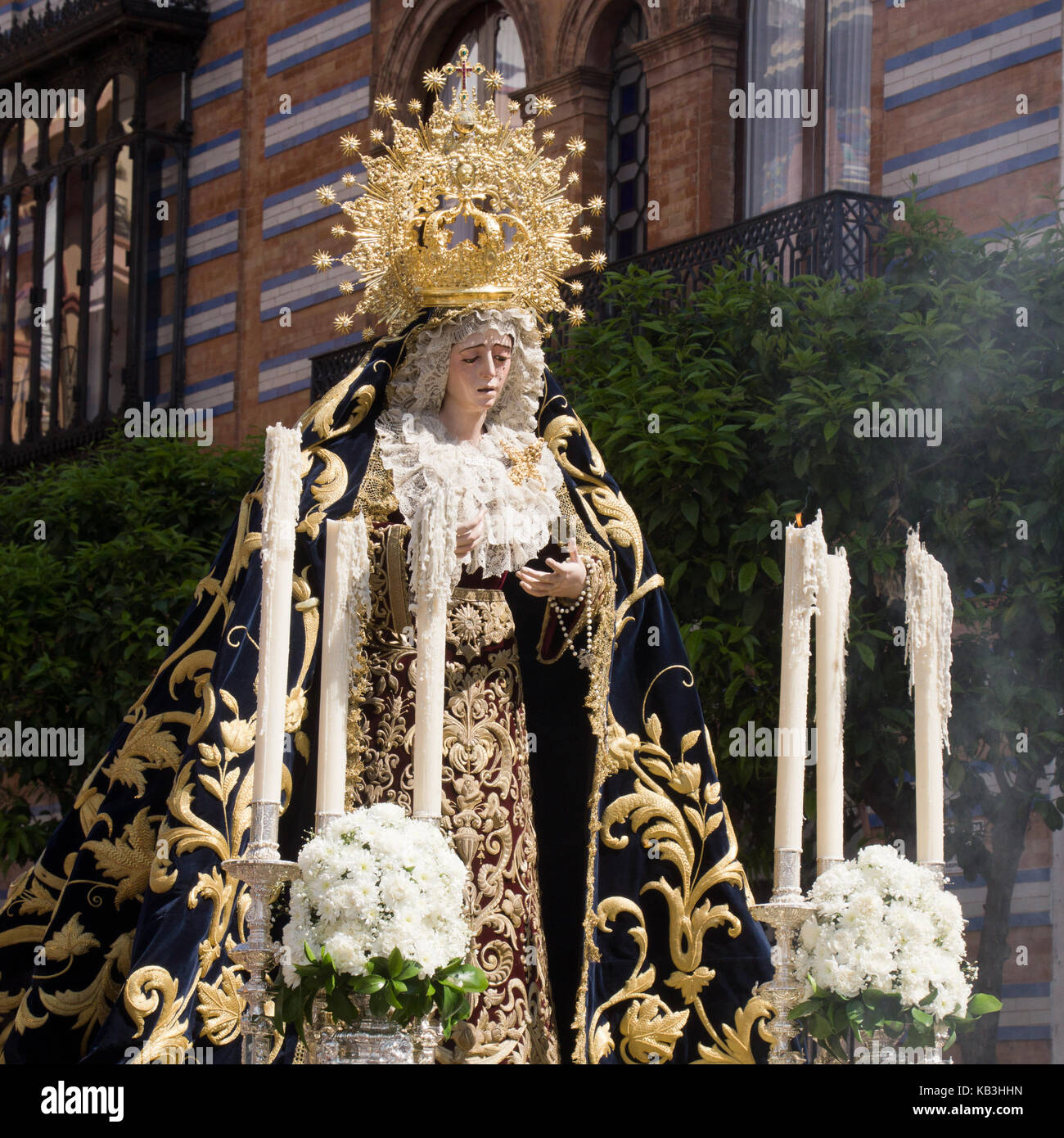 SÉVILLE, ESPAGNE – 16 MARS 2014 : procession de la Vierge de l'espérance de Macarena à Séville, Espagne. Photo prise le 16 mars 2014 Banque D'Images