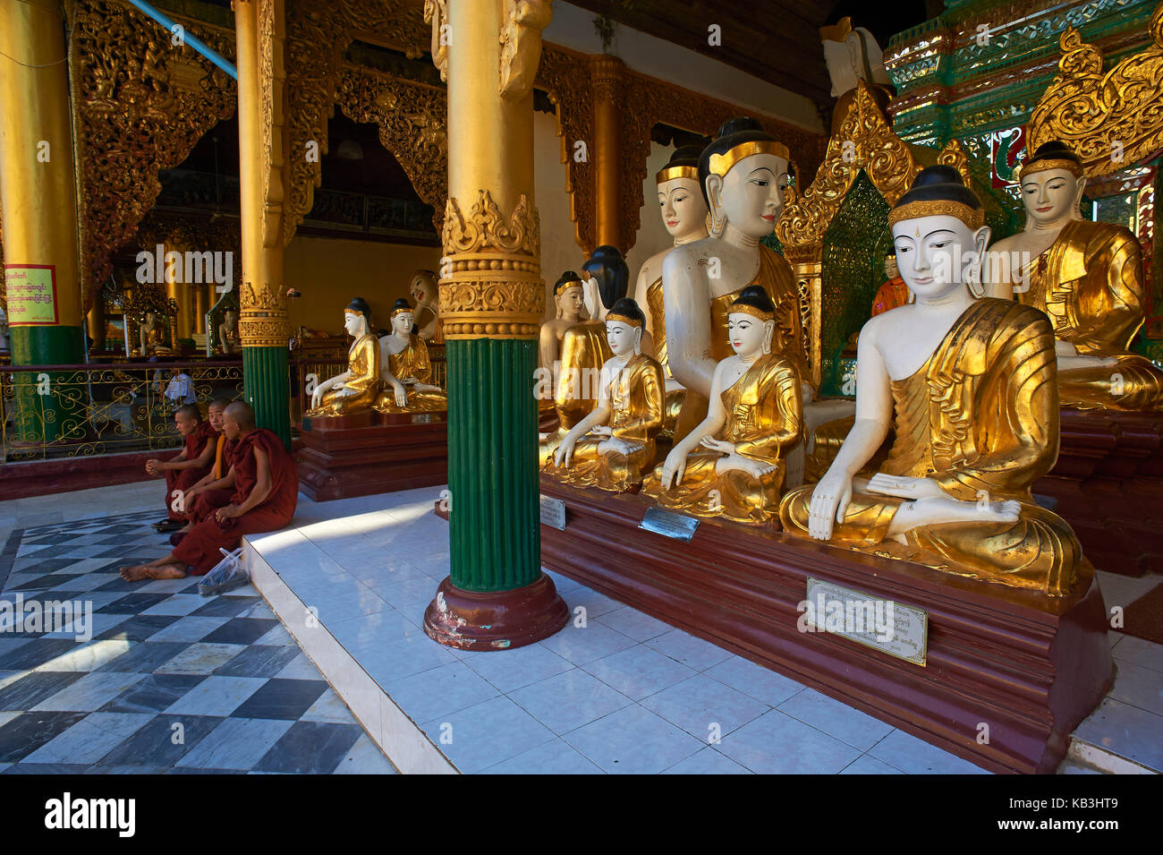 Moines, pagode Shwedagon Paya, Myanmar, Asie, Banque D'Images