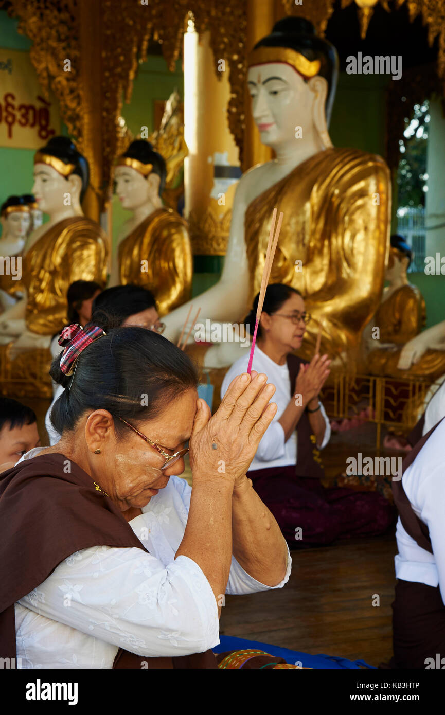 Les gens dans la pagode Shwedagon paya, le Myanmar, l'Asie, Banque D'Images