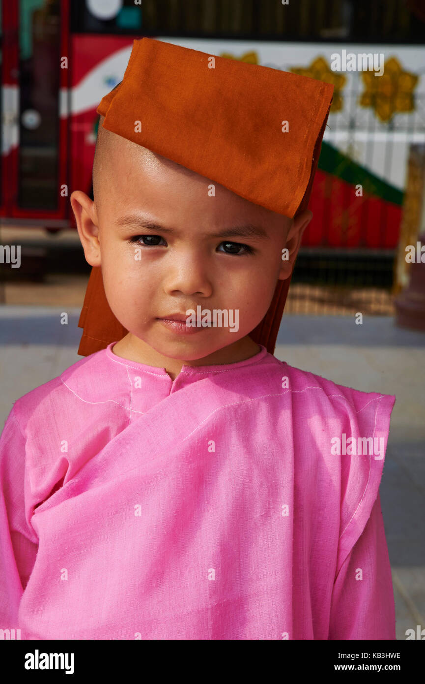 Petit garçon en vêtements traditionnels, le Myanmar, l'Asie, Banque D'Images