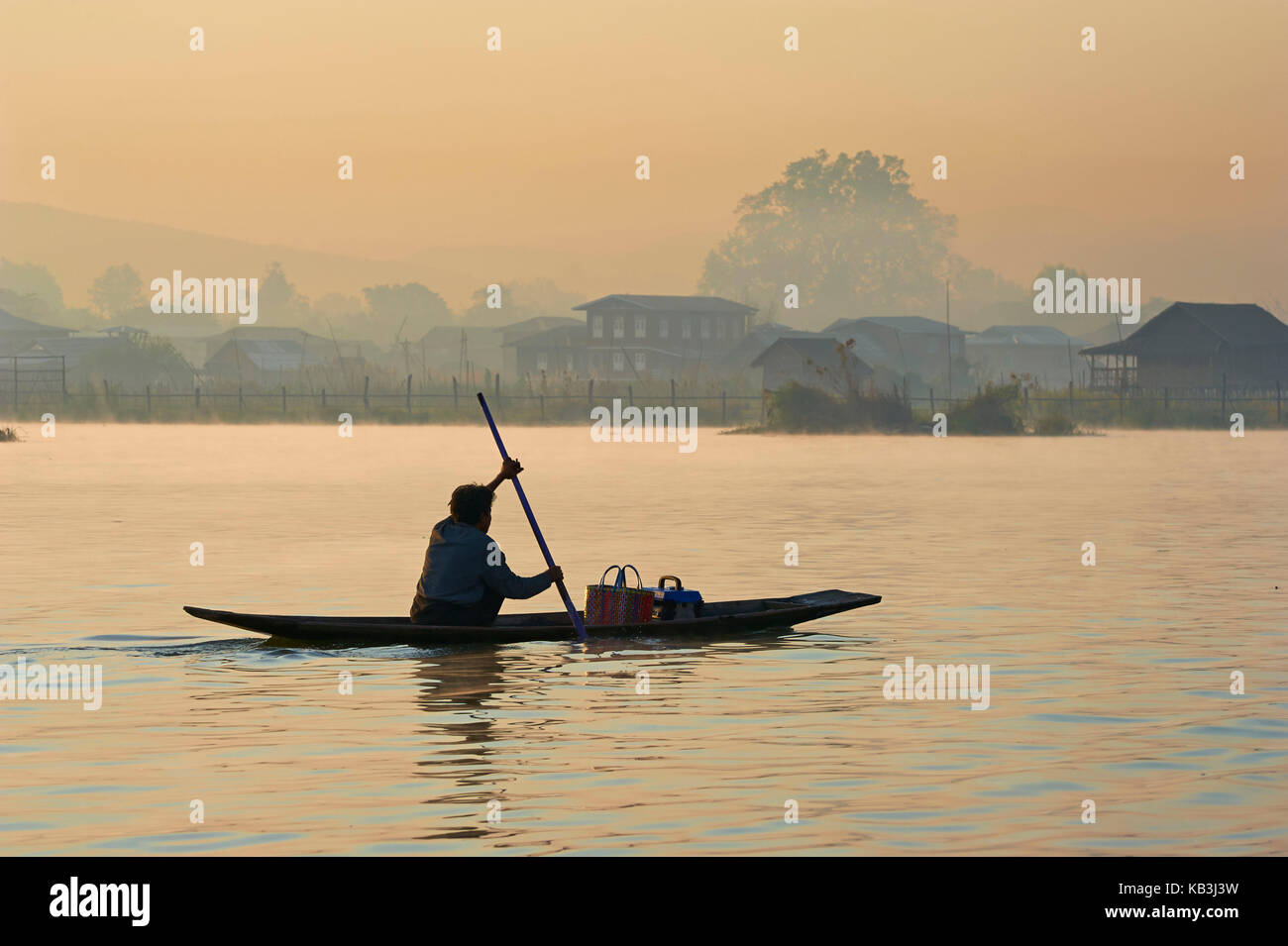 Femme dans un bateau de pêche, au lac Inle, Myanmar, l'Asie, Banque D'Images