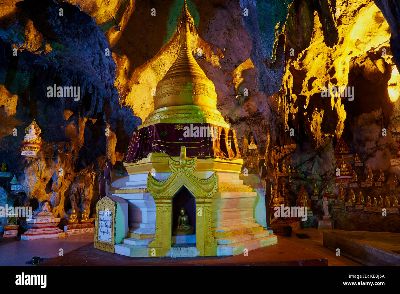 Bouddhas d'or dans la grotte shwe oo min, Banque D'Images