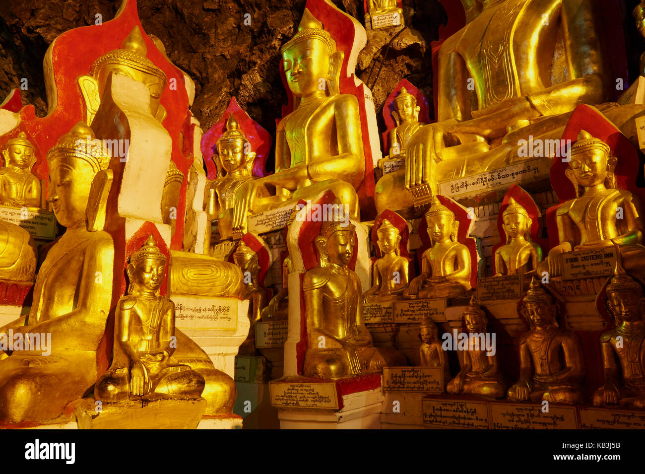 Bouddhas d'or dans la grotte shwe oo min, Banque D'Images