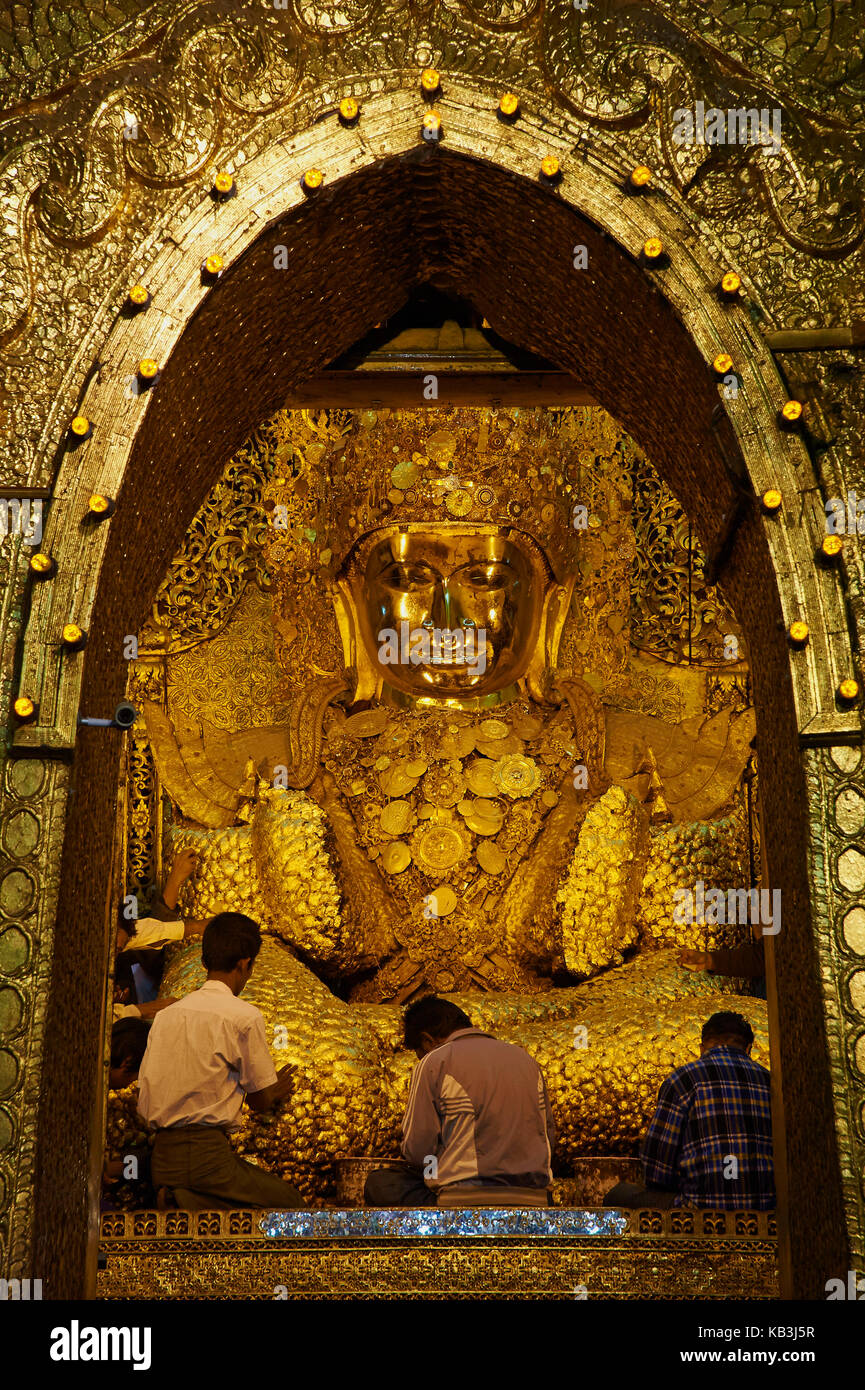 Les gens dans le bouddha d'or, mahamuni paya, le Myanmar, l'Asie, Banque D'Images