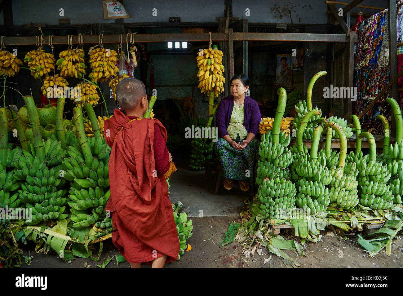 Monk at a market stall, Mandalay, Myanmar, l'Asie, Banque D'Images