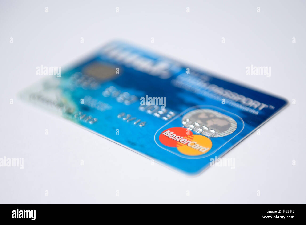 Carte de crédit MasterCard découper isolé sur fond blanc Banque D'Images