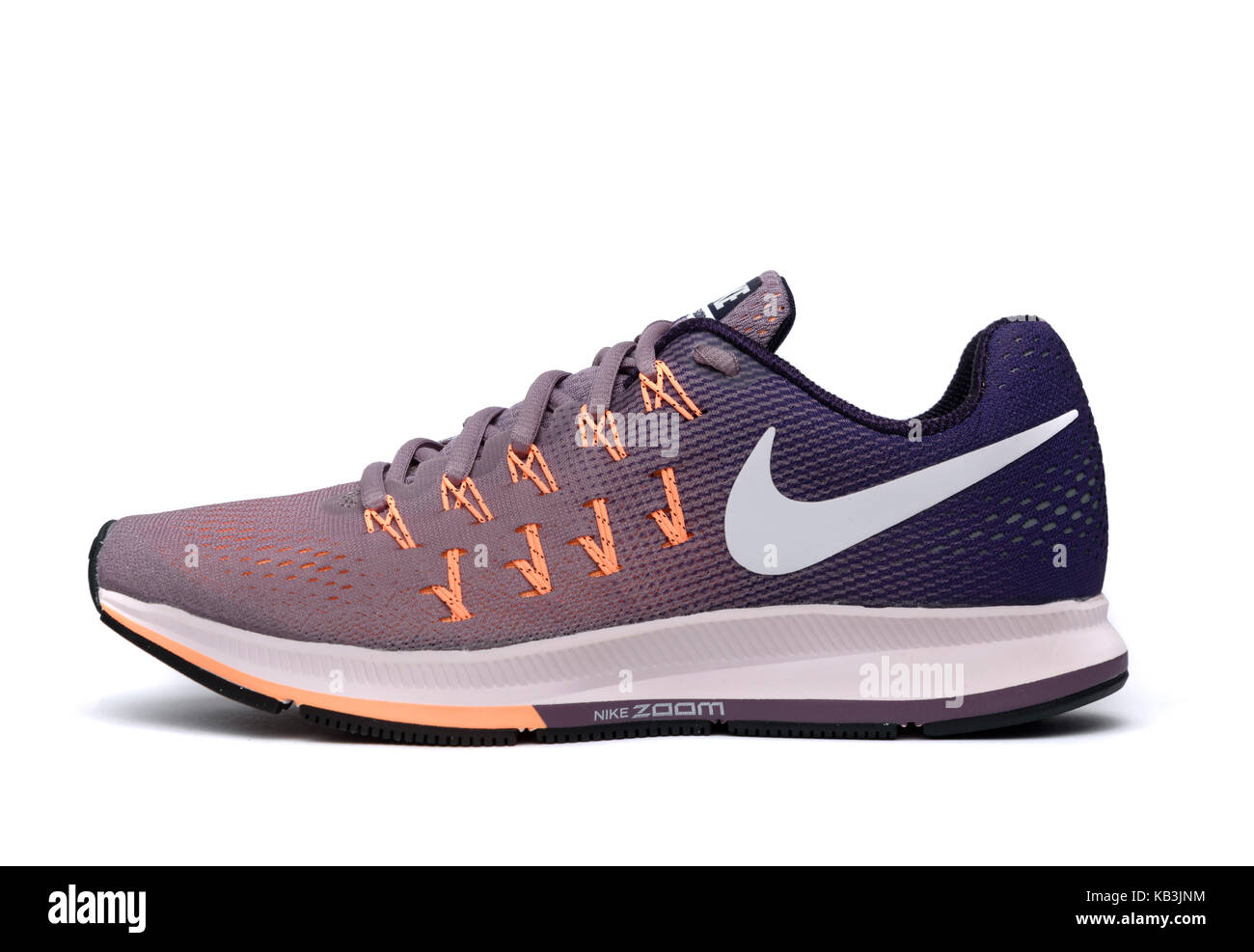 Violet et orange Chaussure de course Nike Pegasus 33 isolé sur fond blanc Banque D'Images