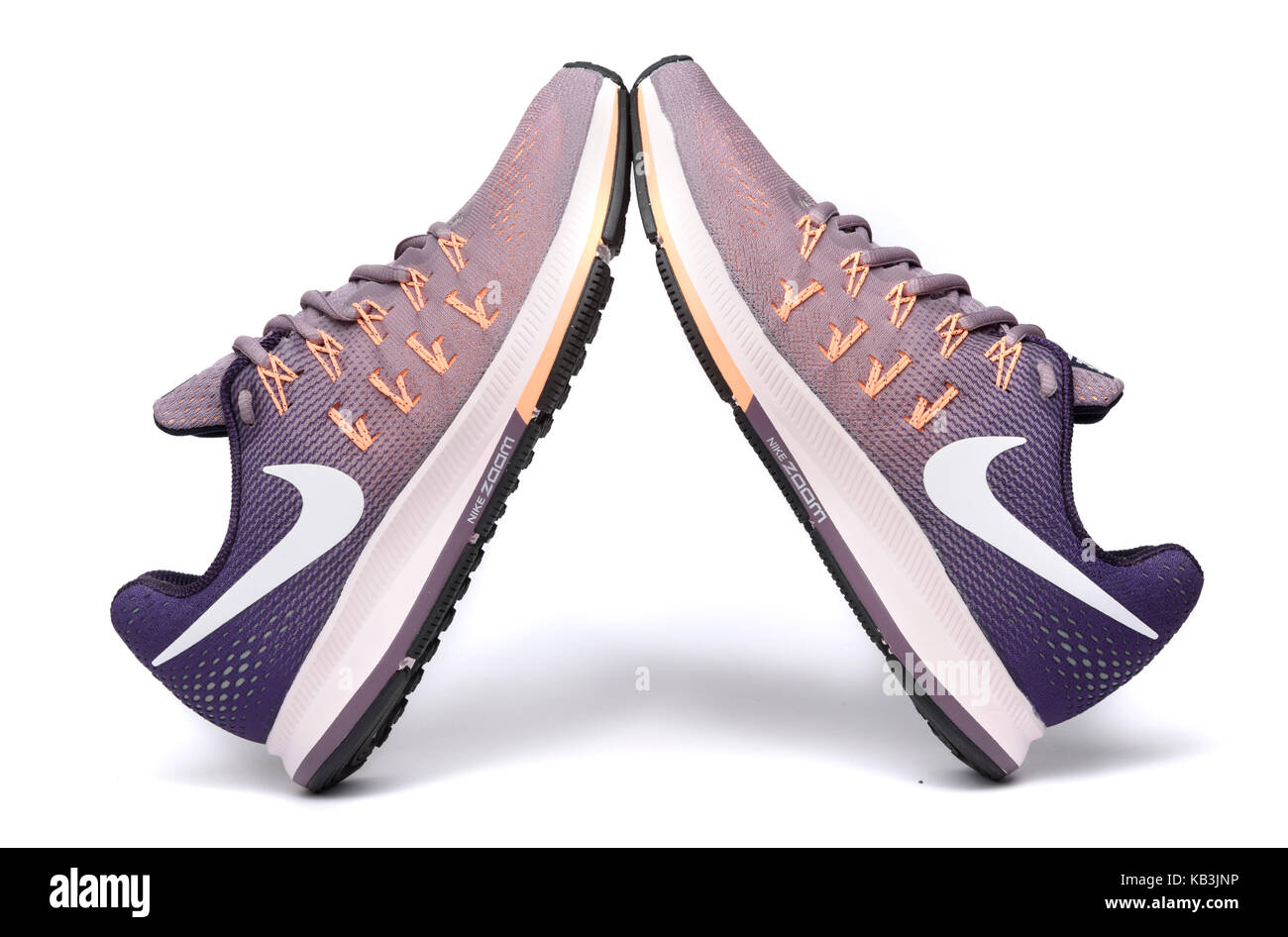 Orange et violet chaussures de course Nike Pegasus 33 isolé sur fond blanc Banque D'Images