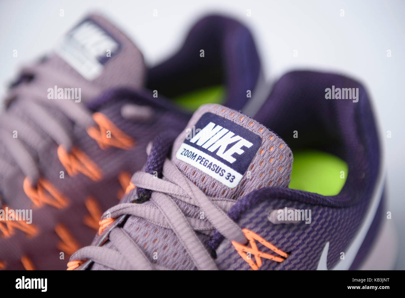 Orange et violet chaussures de course Nike Pegasus 33 isolé sur fond blanc Banque D'Images