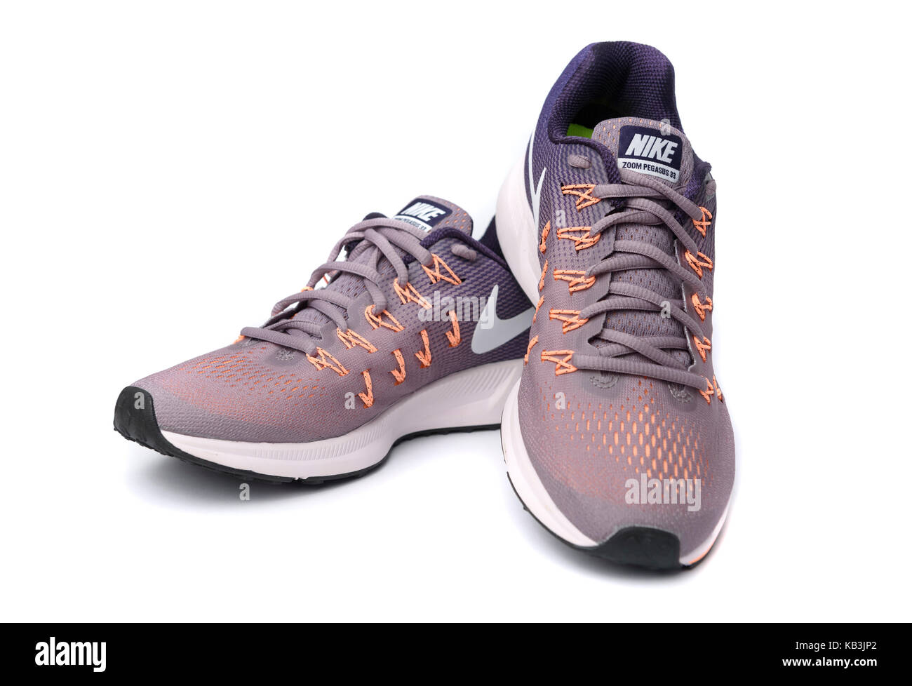 Orange et violet chaussures de course Nike Pegasus 33 dentelle isolé sur  fond blanc Photo Stock - Alamy