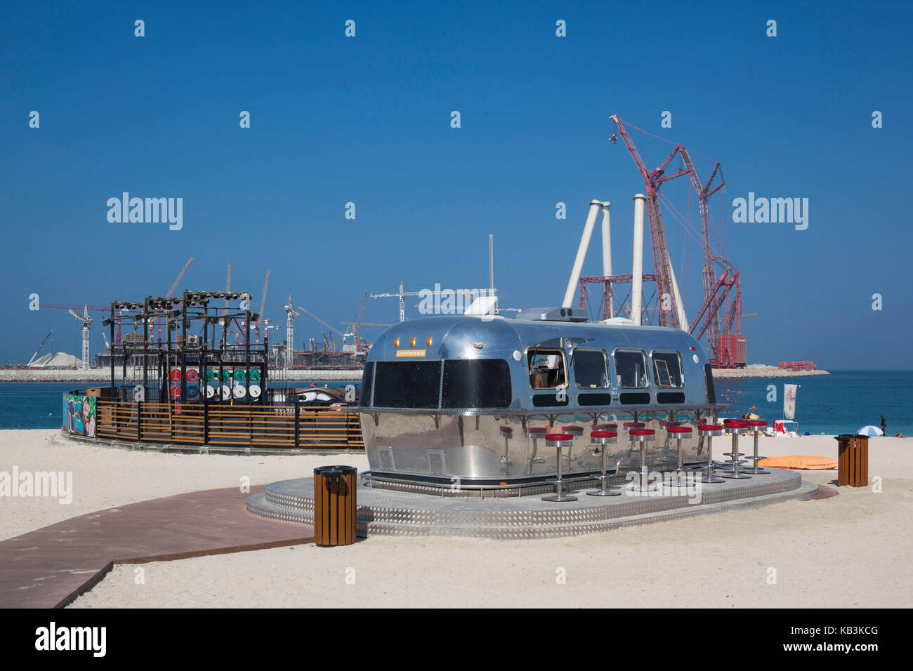 Émirats arabes unis, Dubai, Dubai Marina, Jumeirah Beach, plage caravane Airstream cafe Banque D'Images
