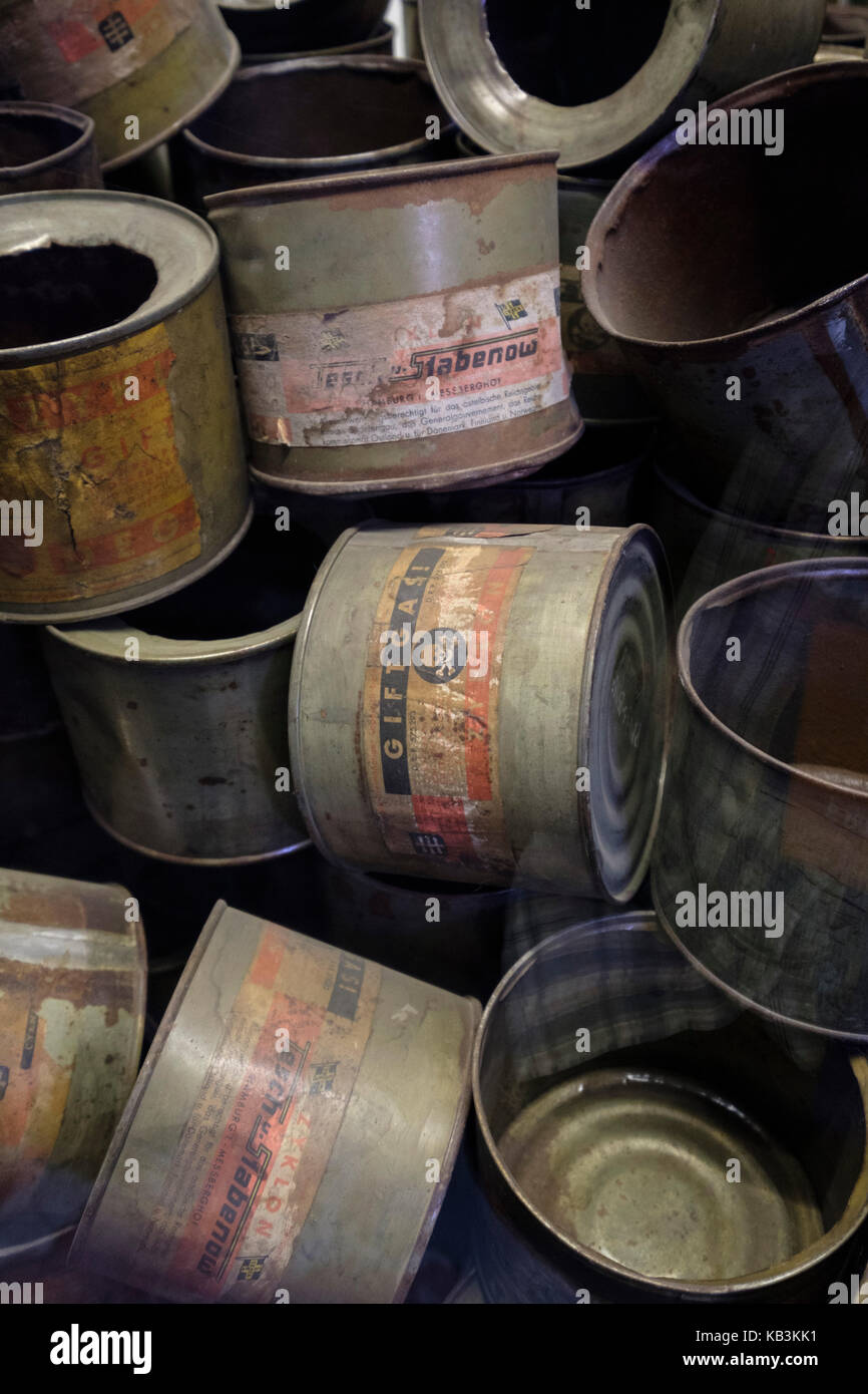 Bonbonnes de Zyklon B utilisé dans les camps de concentration nazis Auschwitz's chambres à gaz, Pologne Banque D'Images