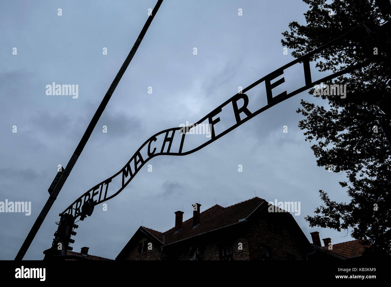 Arbeit macht frei signe à la porte d'entrée d'Auschwitz camp de concentration Nazi, Pologne Banque D'Images