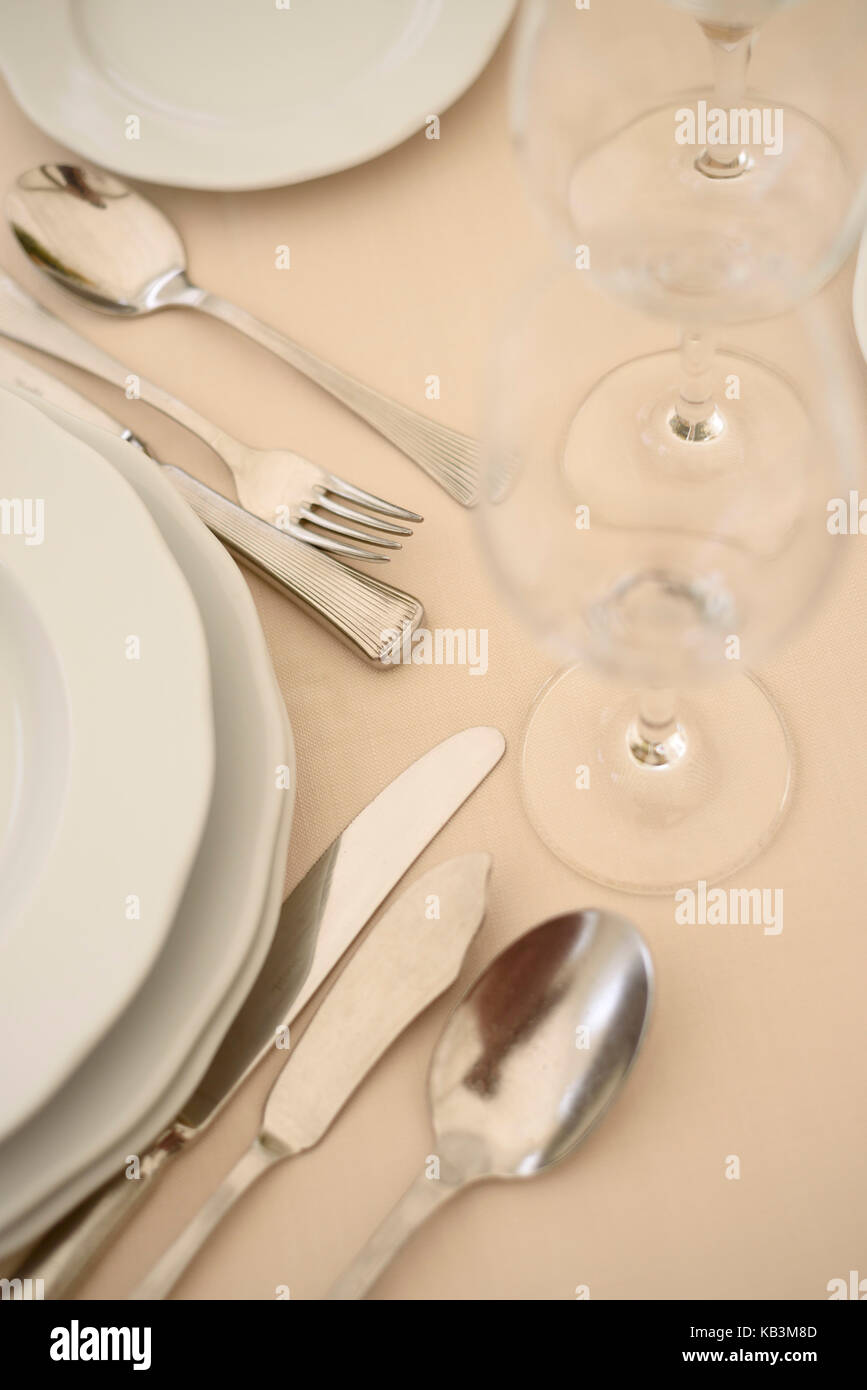 Les assiettes et les couverts sur la table de restaurant de luxe Banque D'Images