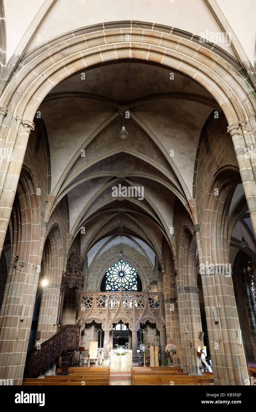 La France, Finistère, Le Folgoet, Notre Dame du Folgoet basilique, le jubé du 15ème siècle sculpté dans le granit Banque D'Images