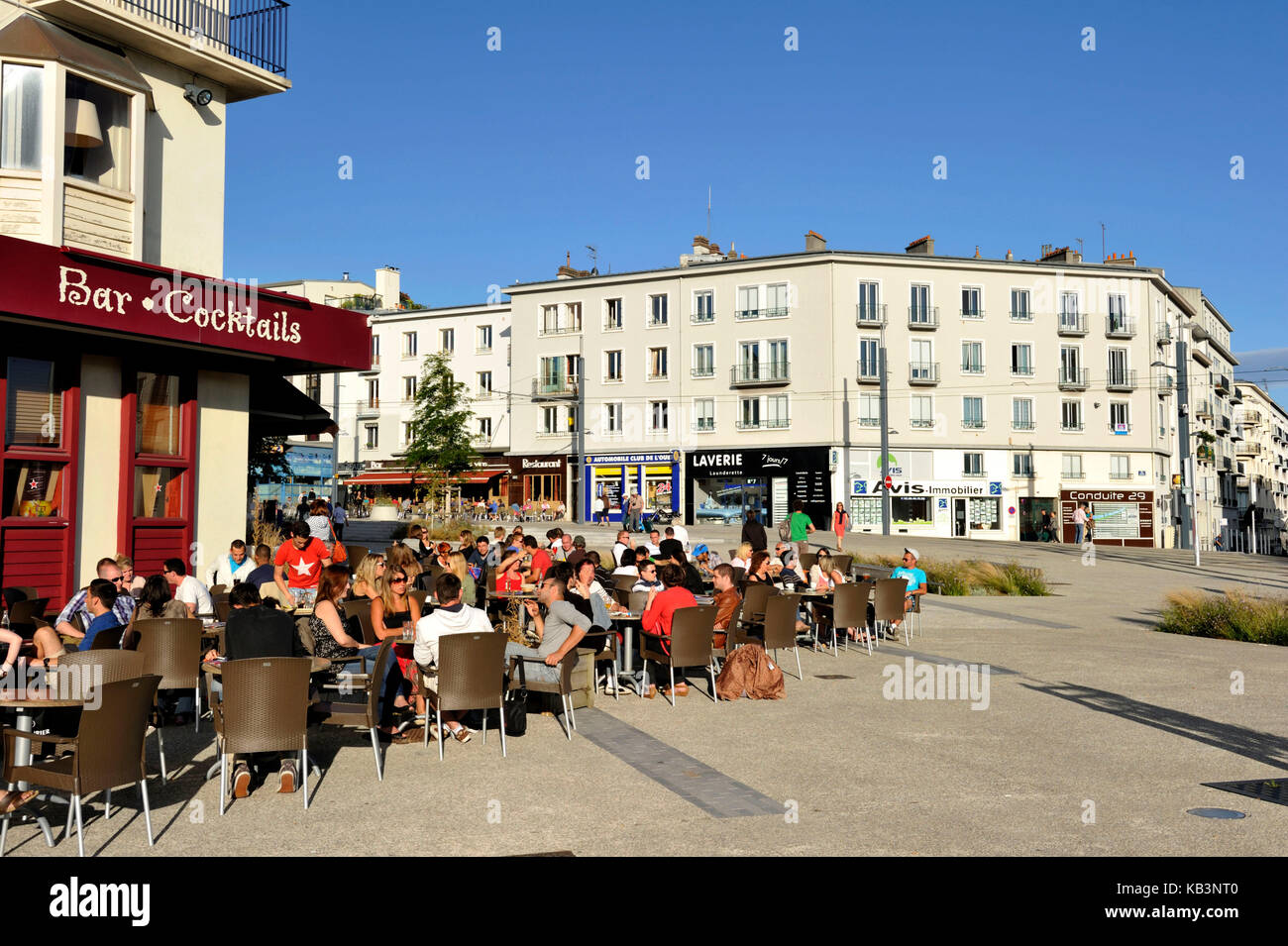 La France, Finistère, Brest, terrasse de restaurant le long de la rue de Siam Banque D'Images