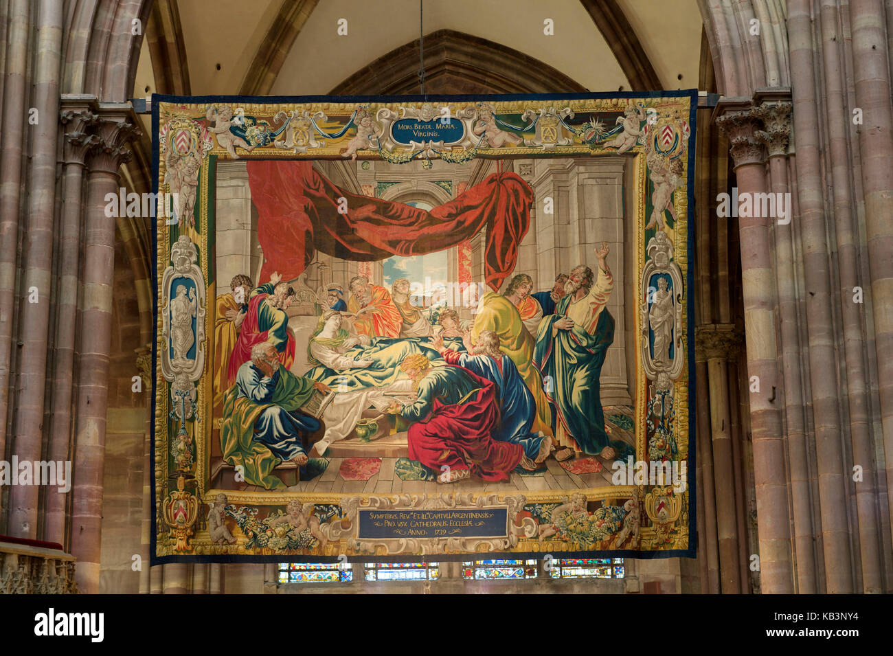 La France, Bas Rhin, Strasbourg, vieille ville classée au Patrimoine Mondial de l'UNESCO, la cathédrale de Notre Dame, les tapisseries de la vie de la Vierge exposée chaque année en décembre dans la nef Banque D'Images