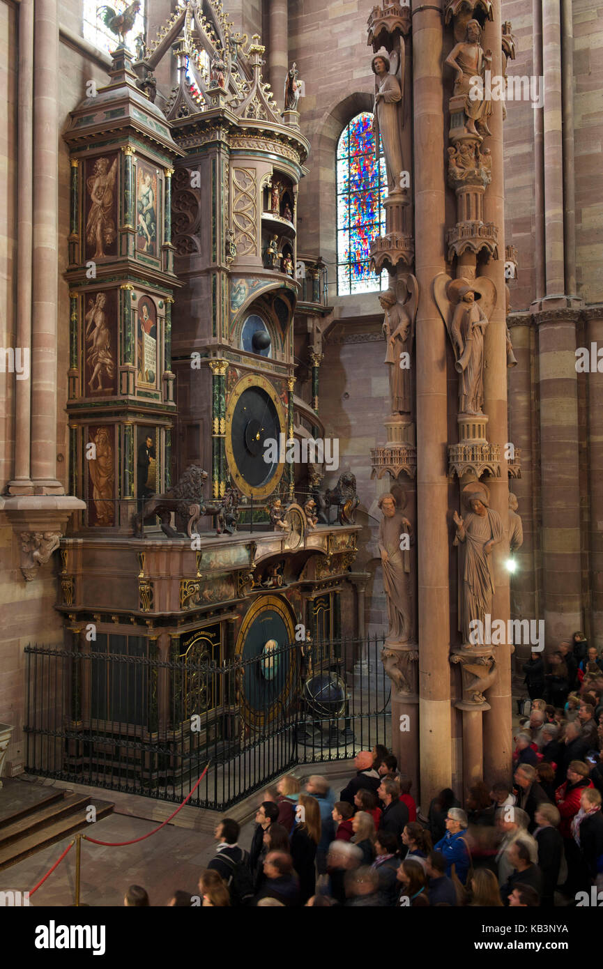 La France, Bas Rhin, Strasbourg, vieille ville classée au patrimoine mondial de l'unesco, la cathédrale de Notre-Dame, l'horloge astronomique et le pilier des anges Banque D'Images