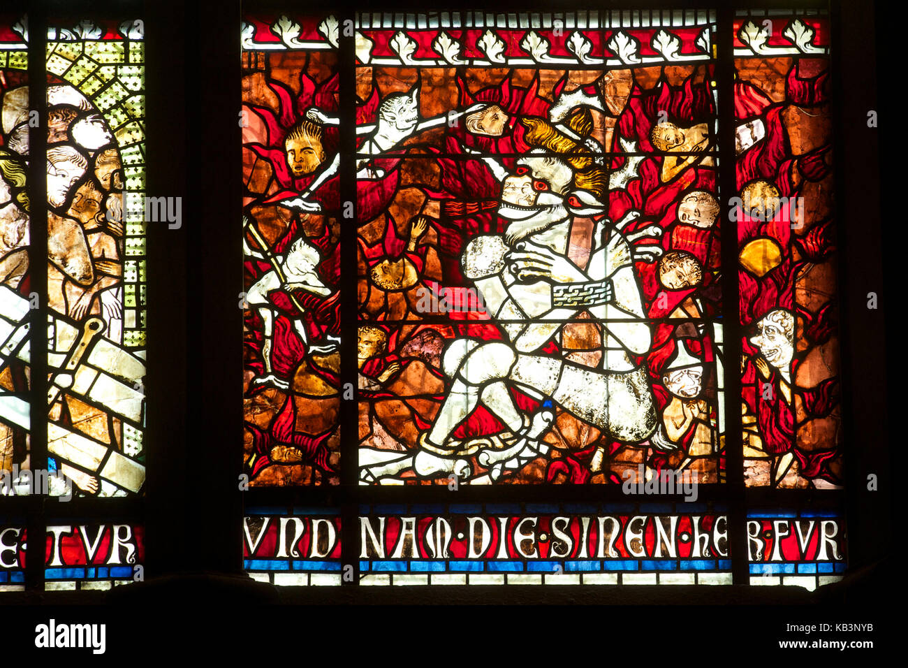 La France, Bas Rhin, Strasbourg, vieille ville classée au Patrimoine Mondial de l'UNESCO, la cathédrale de Notre-Dame, le vitrail représentant le diable connecté Banque D'Images