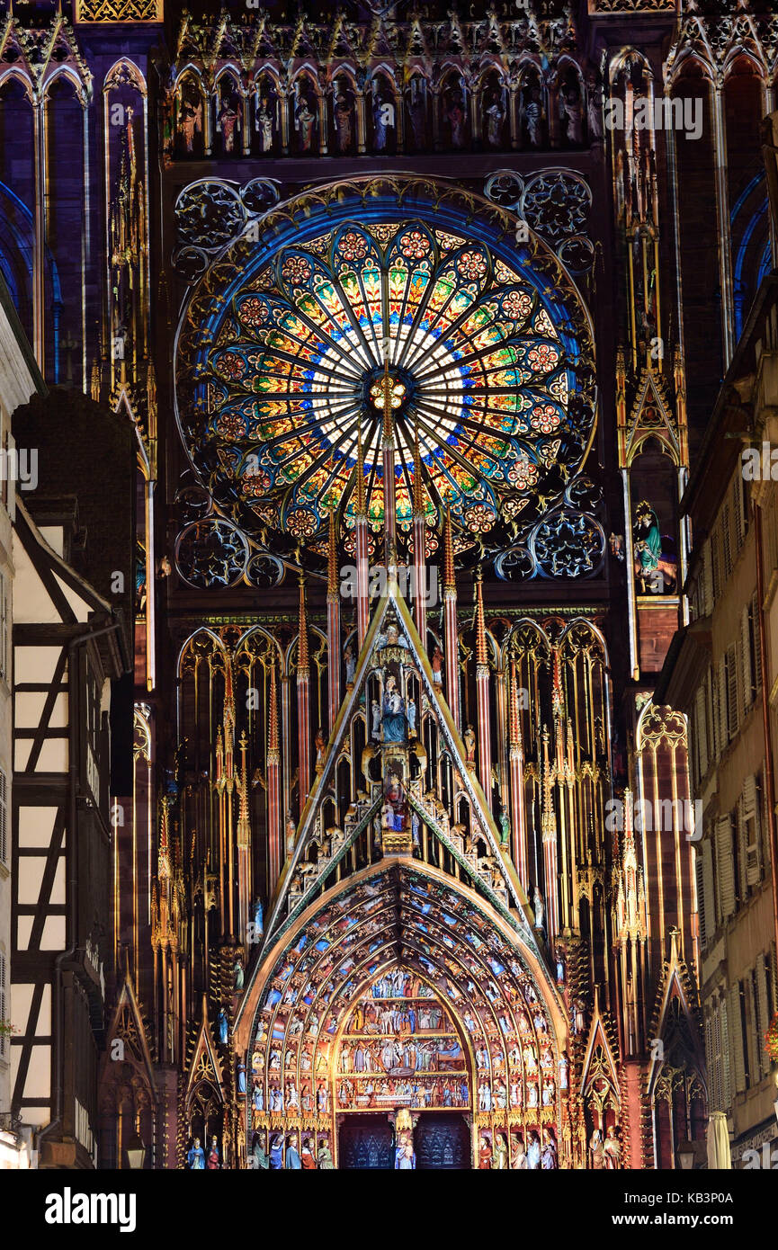 La France, Bas Rhin, Strasbourg, vieille ville classée au Patrimoine Mondial de l'UNESCO, la cathédrale de Notre-Dame, la façade ouest, l'été 2015 Spectacle son et lumière Banque D'Images
