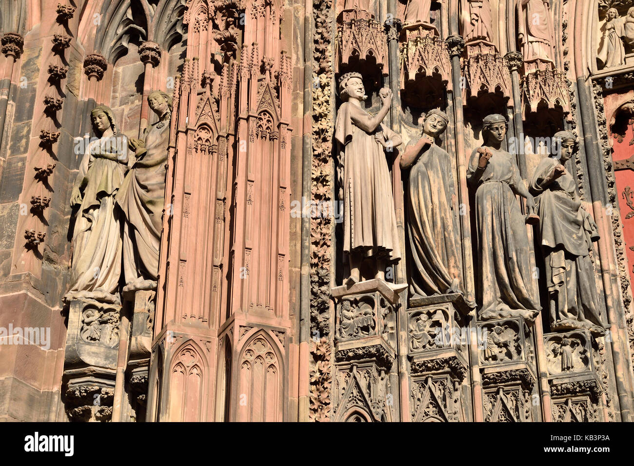 La France, Bas Rhin, Strasbourg, vieille ville classée au Patrimoine Mondial de l'UNESCO, la cathédrale de Notre-Dame, la façade ouest, les vierges folles sur la porte droite Banque D'Images