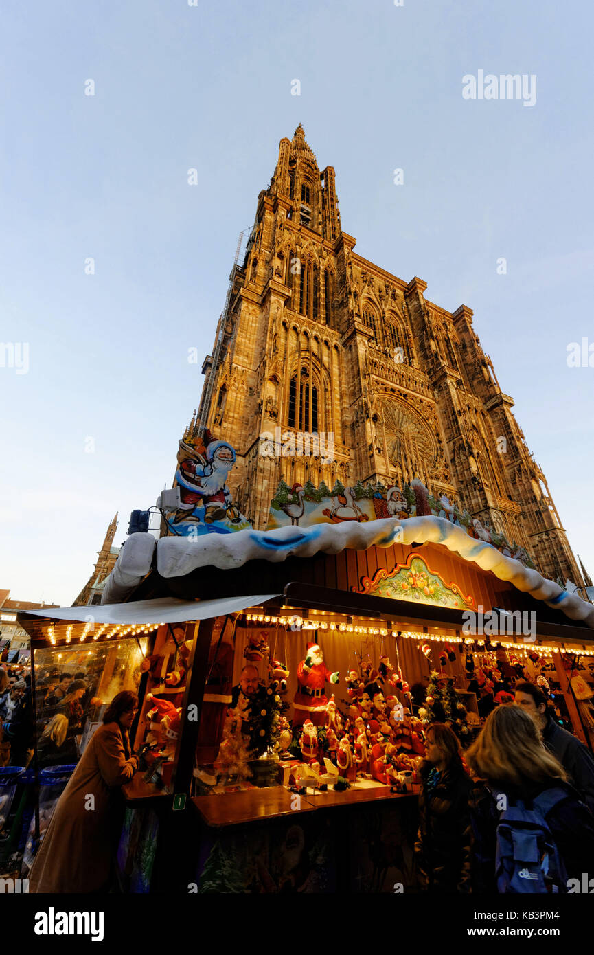 La France, Bas Rhin, Strasbourg, vieille ville classée au Patrimoine Mondial de l'UNESCO, marché de Noël (Christkindelsmarik), place de la Cathédrale avec la Cathédrale Notre Dame Banque D'Images