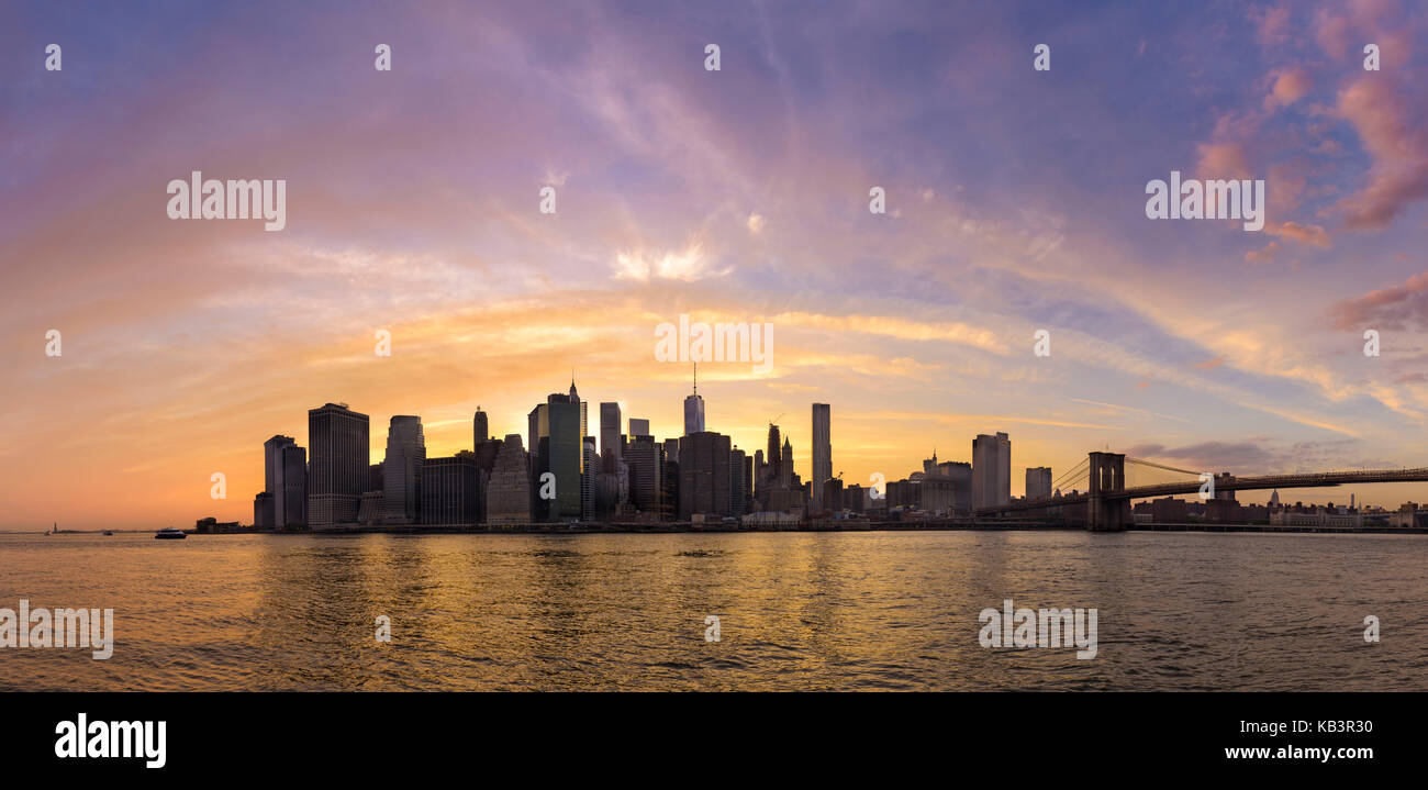 Skyline panorama au coucher du soleil et East River, New York, USA Banque D'Images
