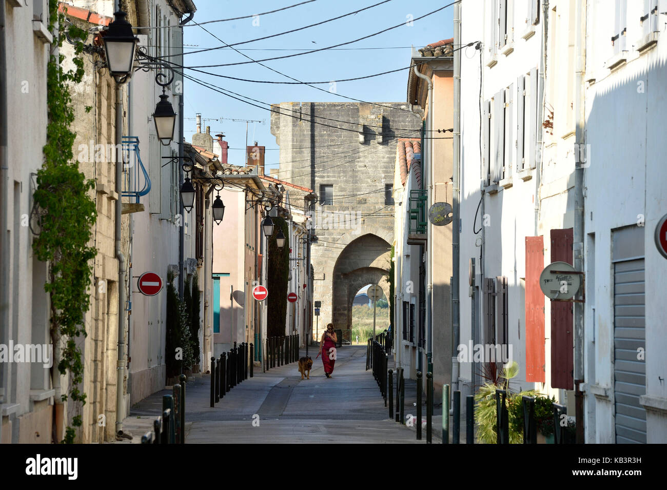 La France, gard, Aigues-mortes, cité médiévale, remparts et fortifications encerclent la ville, porte fortifiée Banque D'Images
