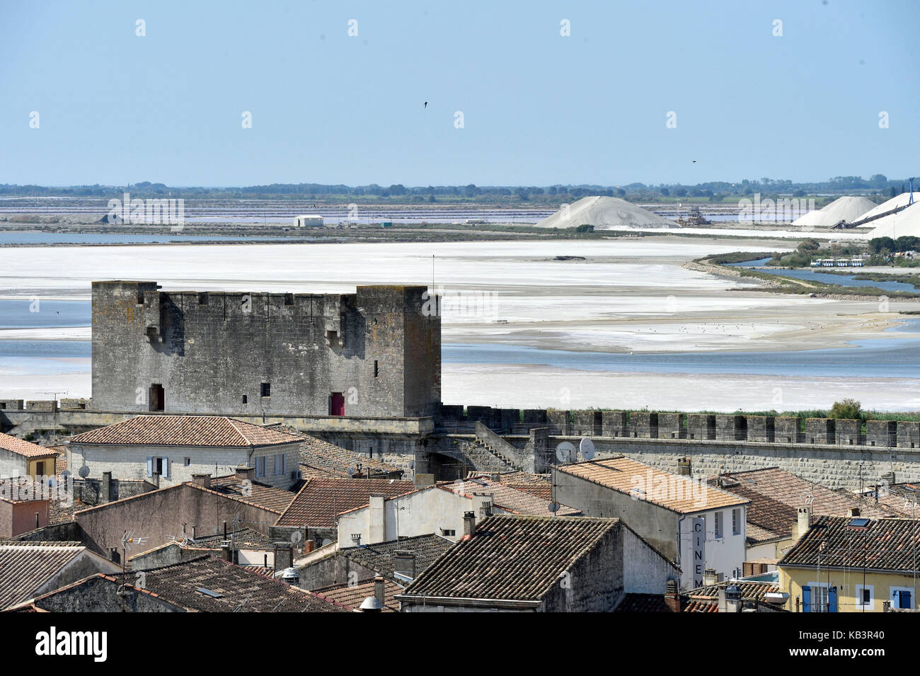 La France, gard, Aigues-mortes, cité médiévale, remparts et fortifications encerclent la ville et les grands salins du midi Banque D'Images