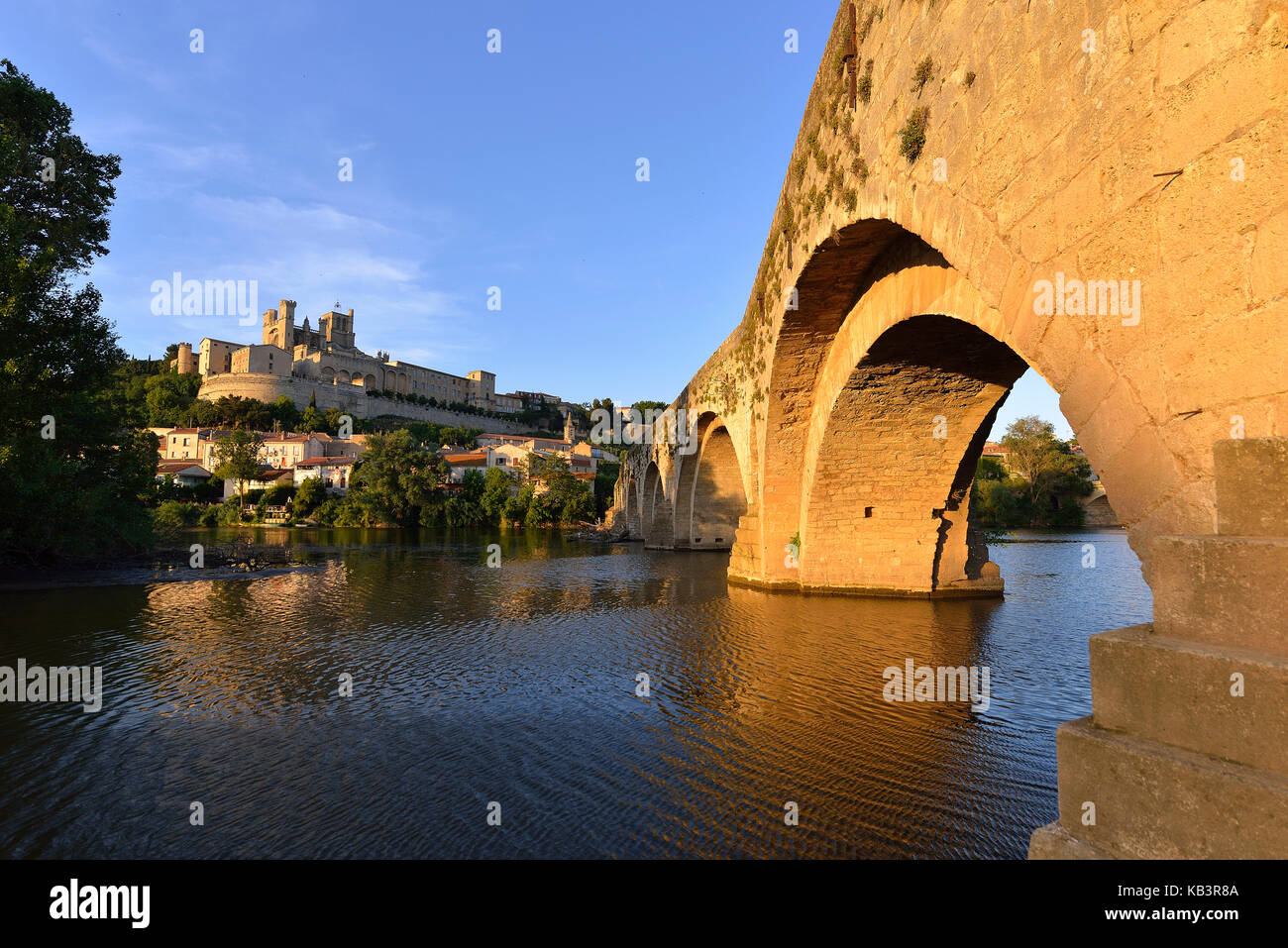 La France, l'Hérault, Béziers, la Cathédrale Saint Nazaire et le Pont Vieux sur le fleuve Orb Banque D'Images