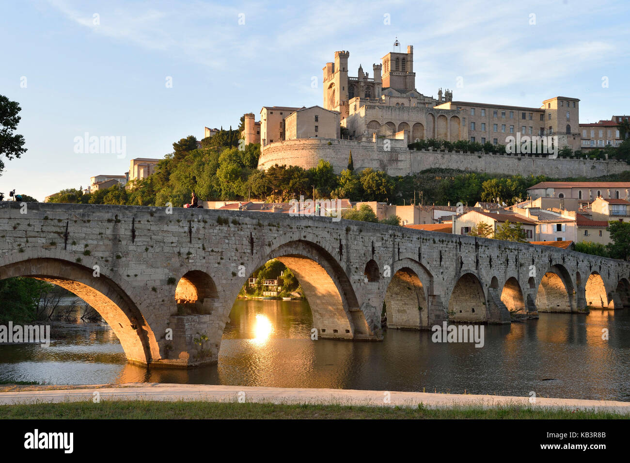 La France, l'Hérault, Béziers, la Cathédrale Saint Nazaire et le Pont Vieux sur le fleuve Orb Banque D'Images