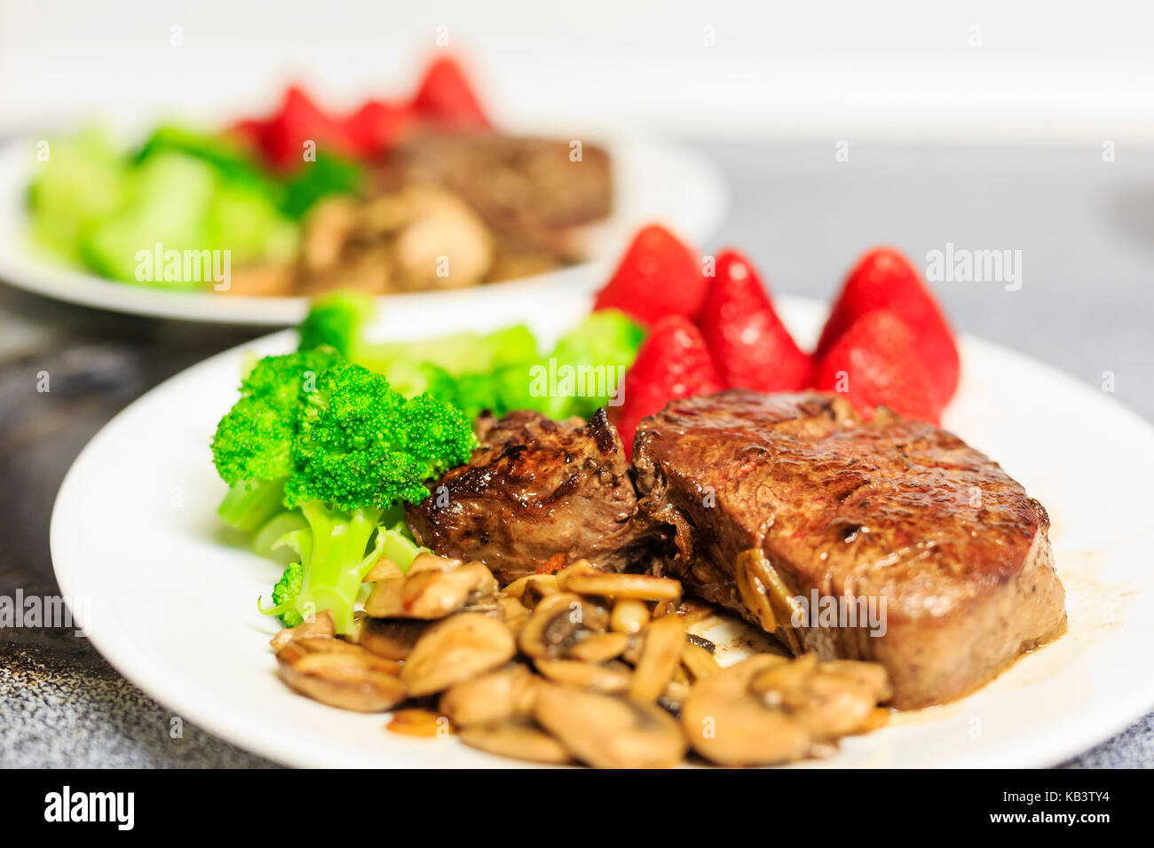 Gros plan d'un délicieux steak et le chou-fleur, champignons Banque D'Images