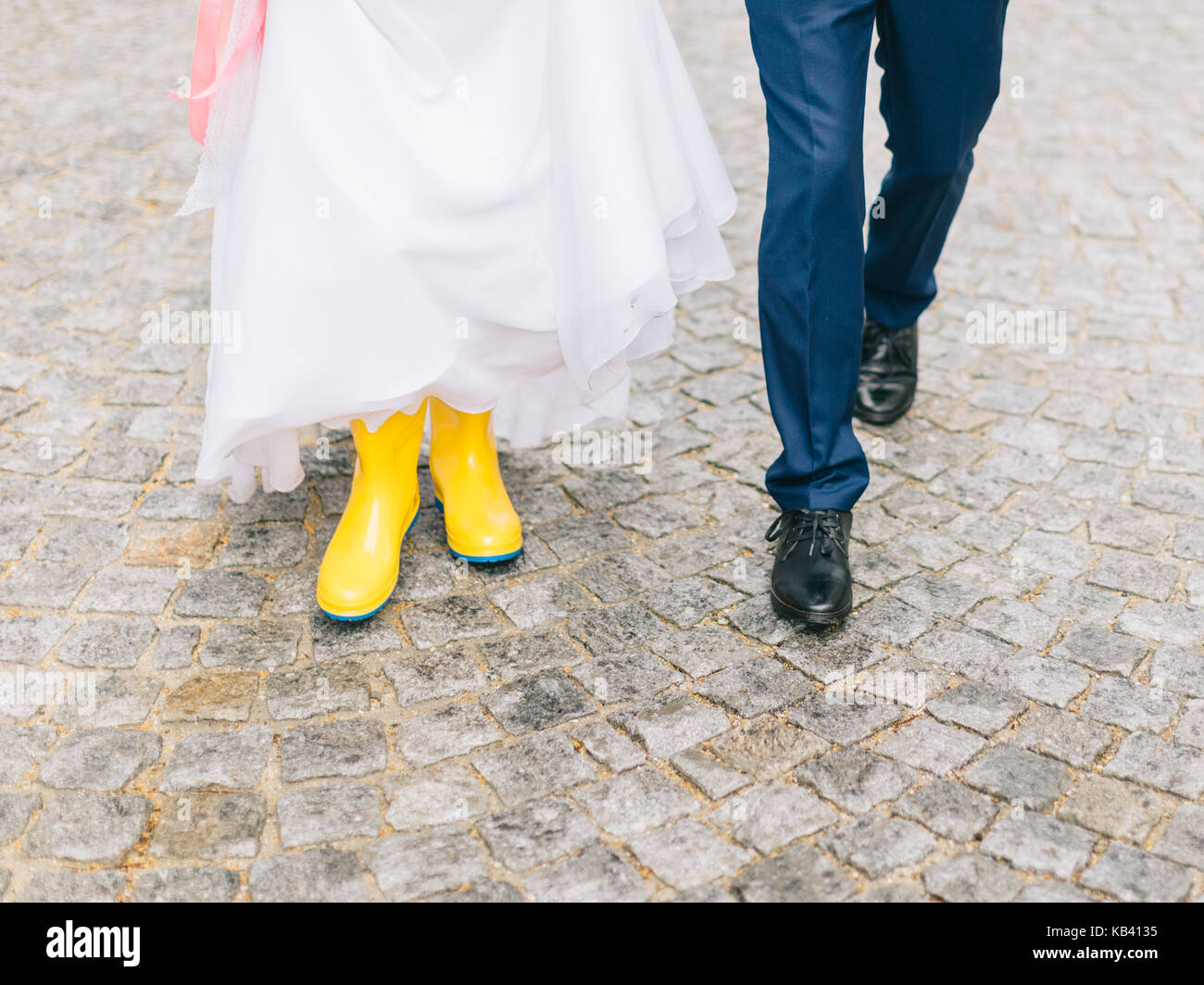Beau couple de mariage sous la pluie, marcher sous la pluie. Banque D'Images