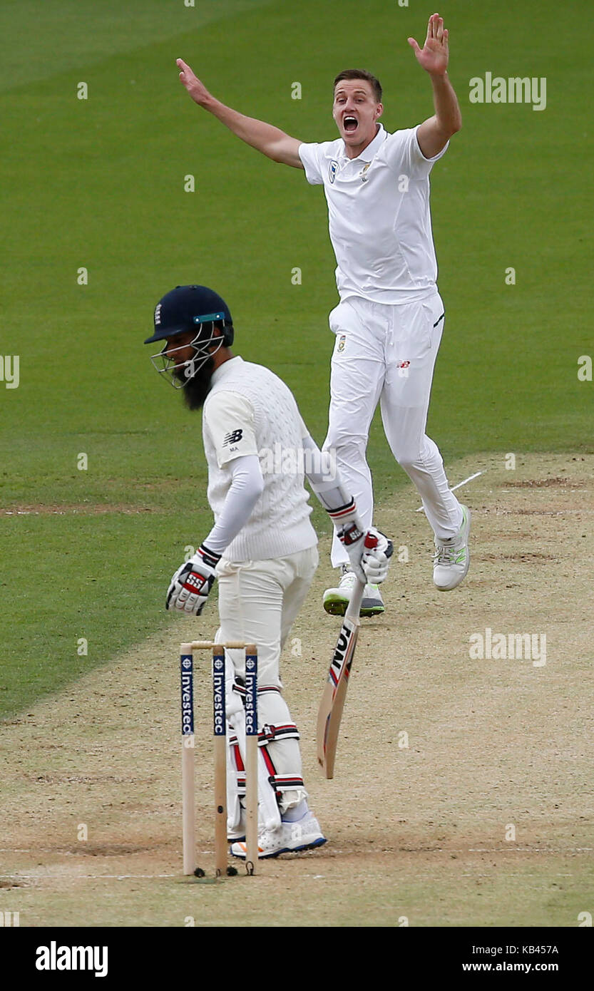 Morne Morkel d'Afrique du Sud prend le guichet de Moeen Ali de l'Angleterre pendant deux jours à la naissance de l'Investec troisième test match entre l'Angleterre et l'Afrique du Sud, à l'ovale à Londres. 28 juil 2017 Banque D'Images