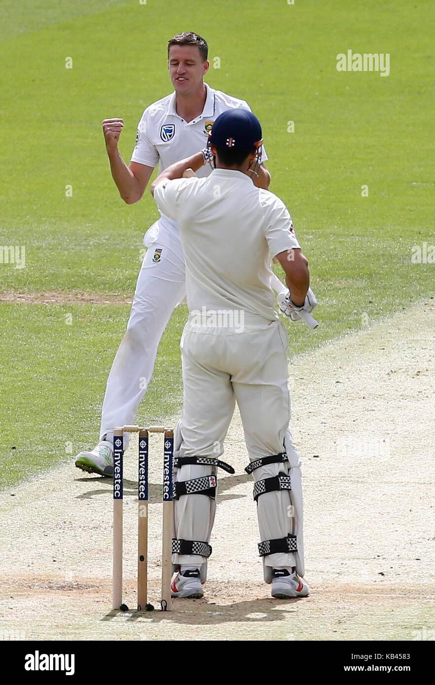 Morne Morkel d'Afrique du Sud célèbre en tenant le wicket de Alastair Cook de l'Angleterre durant la deuxième journée de la troisième Investec test match entre l'Angleterre et l'Afrique du Sud, à l'ovale à Londres. 28 juil 2017 Banque D'Images