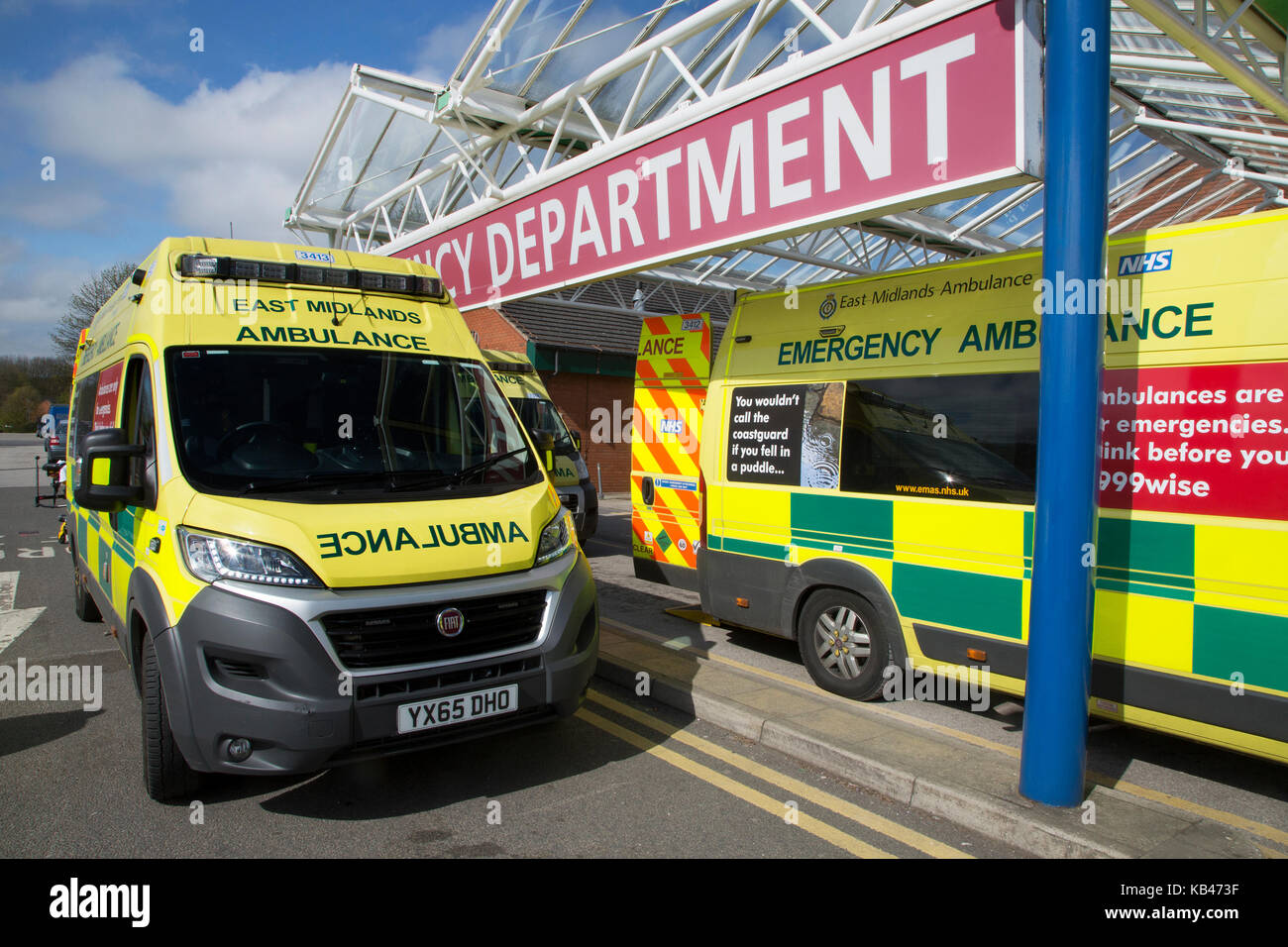 Ambulances paramédic en dehors de l'urgence de l'hôpital Banque D'Images