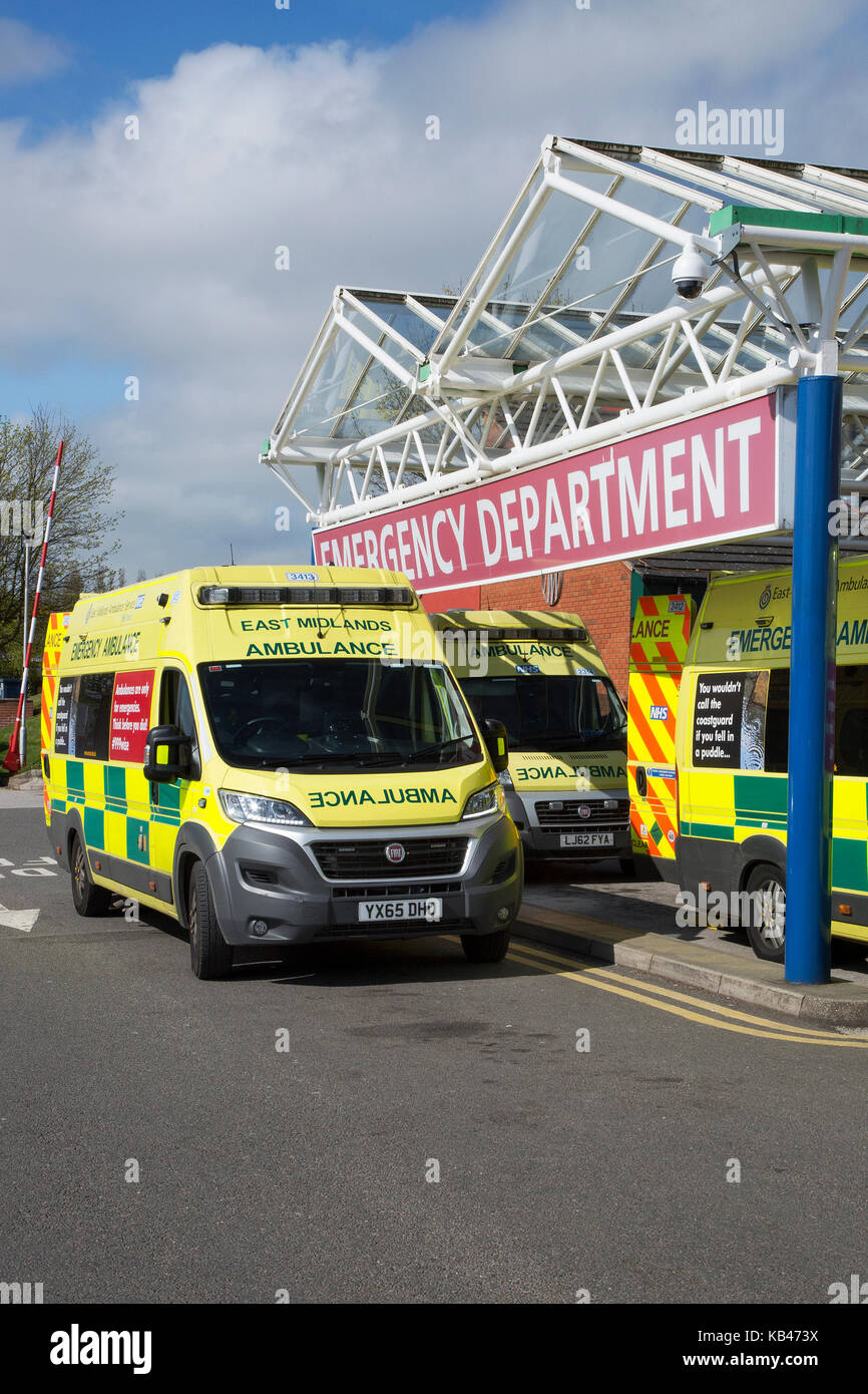 Ambulances paramédic en dehors de l'urgence de l'hôpital Banque D'Images