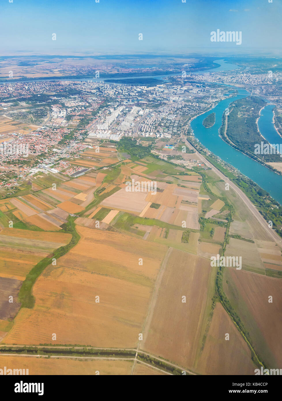 Birdview sur Belgrade, Serbie, avec des rivières Sava et du Danube, sur une journée ensoleillée. La partie visible sur l'image est appelé Nouveau Belgrade (Novi). Banque D'Images
