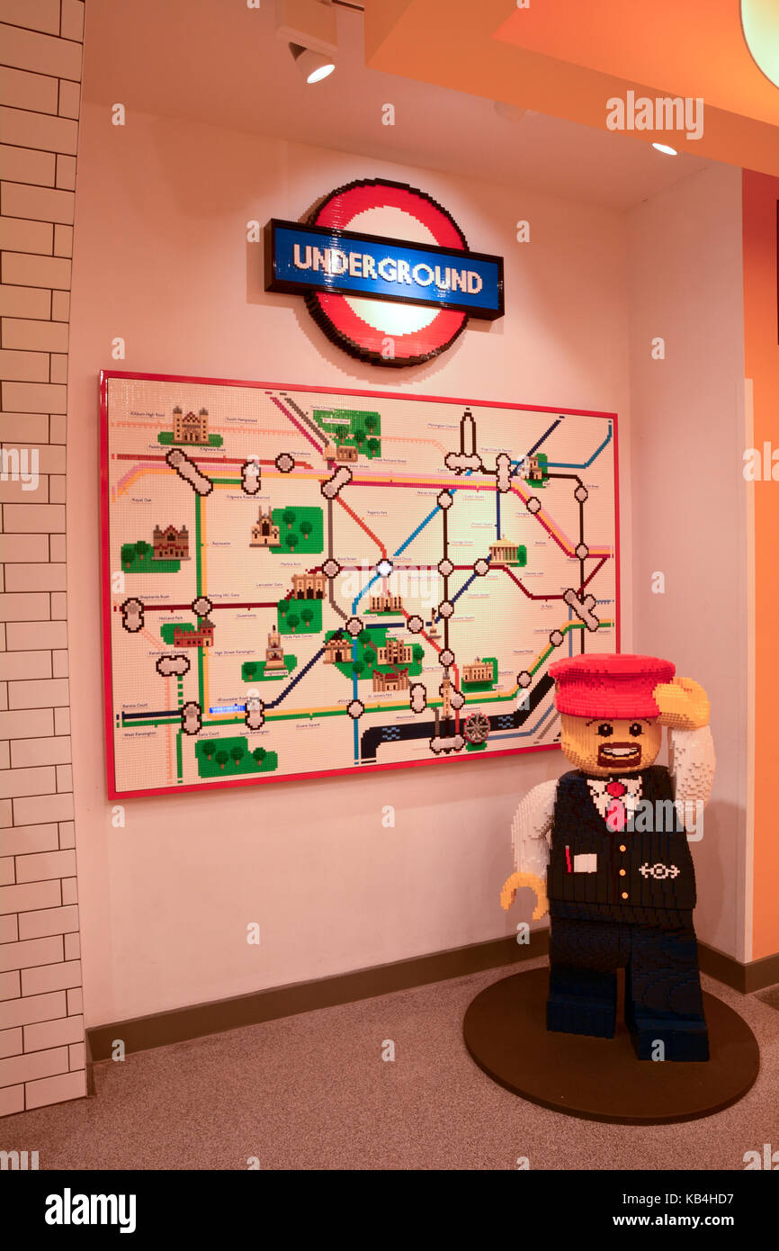 Une version lego de la carte du métro de Londres sur l'affichage dans la boutique Lego sur Leicester Square à Londres, Angleterre Banque D'Images
