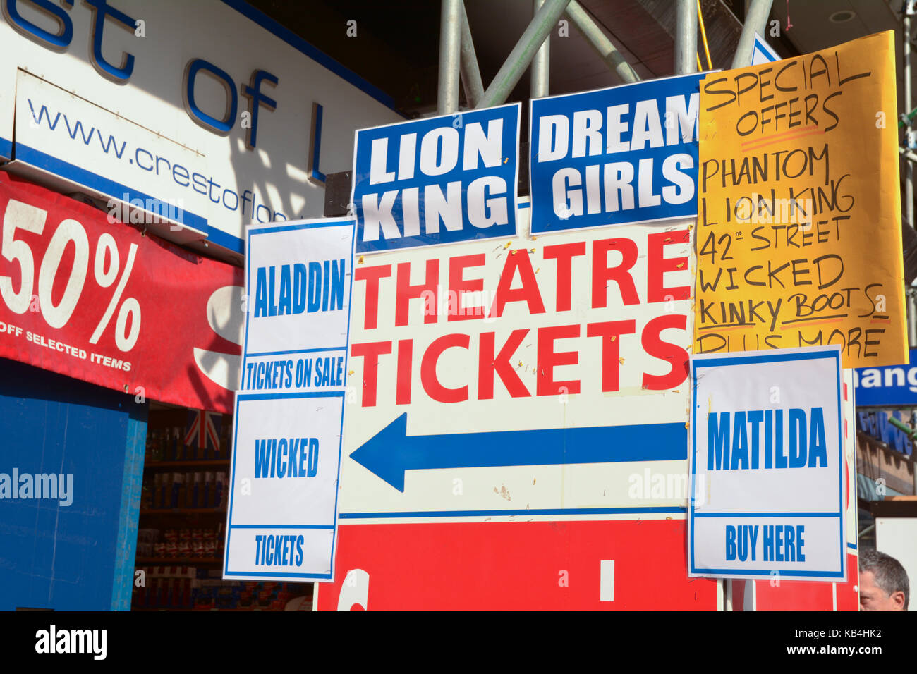 Des places de théâtre pour vente au ticket booth dans Leicester Square Londres Angleterre Banque D'Images