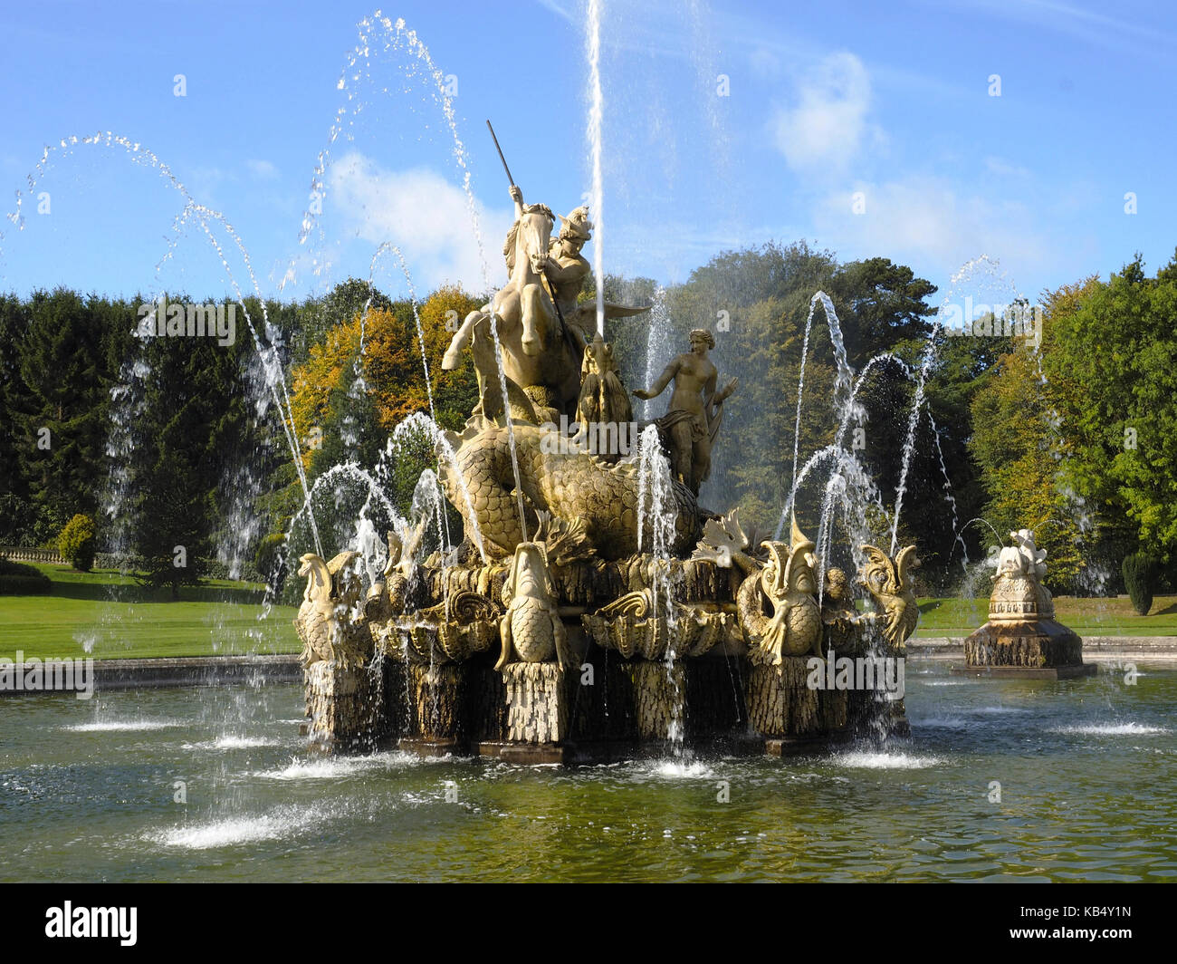 Cour witley stately home dans un magnifique site de verdure avec Persée et Andromède extraordinaire fontaine et jardins Banque D'Images