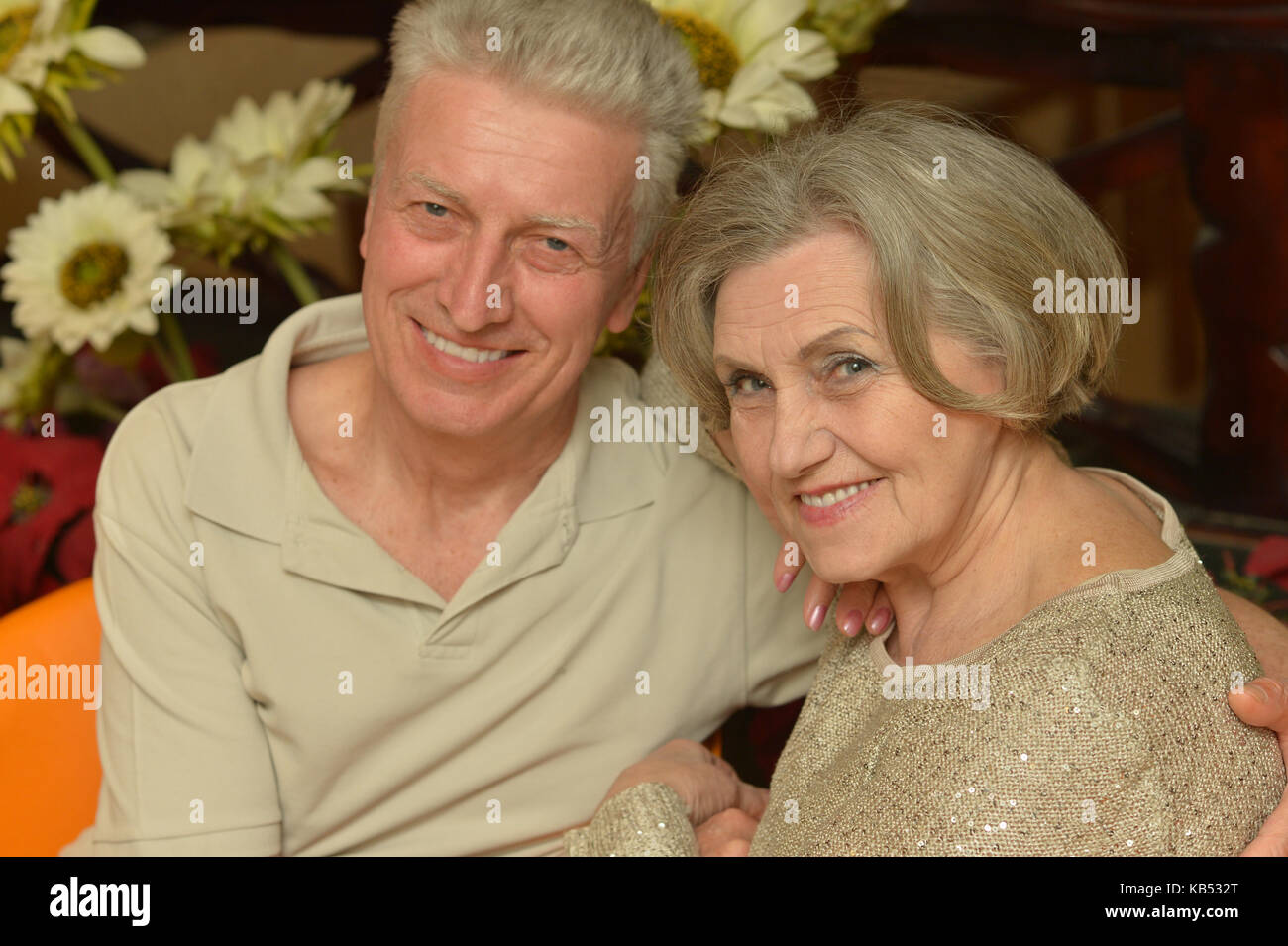 Happy senior couple hugging Banque D'Images