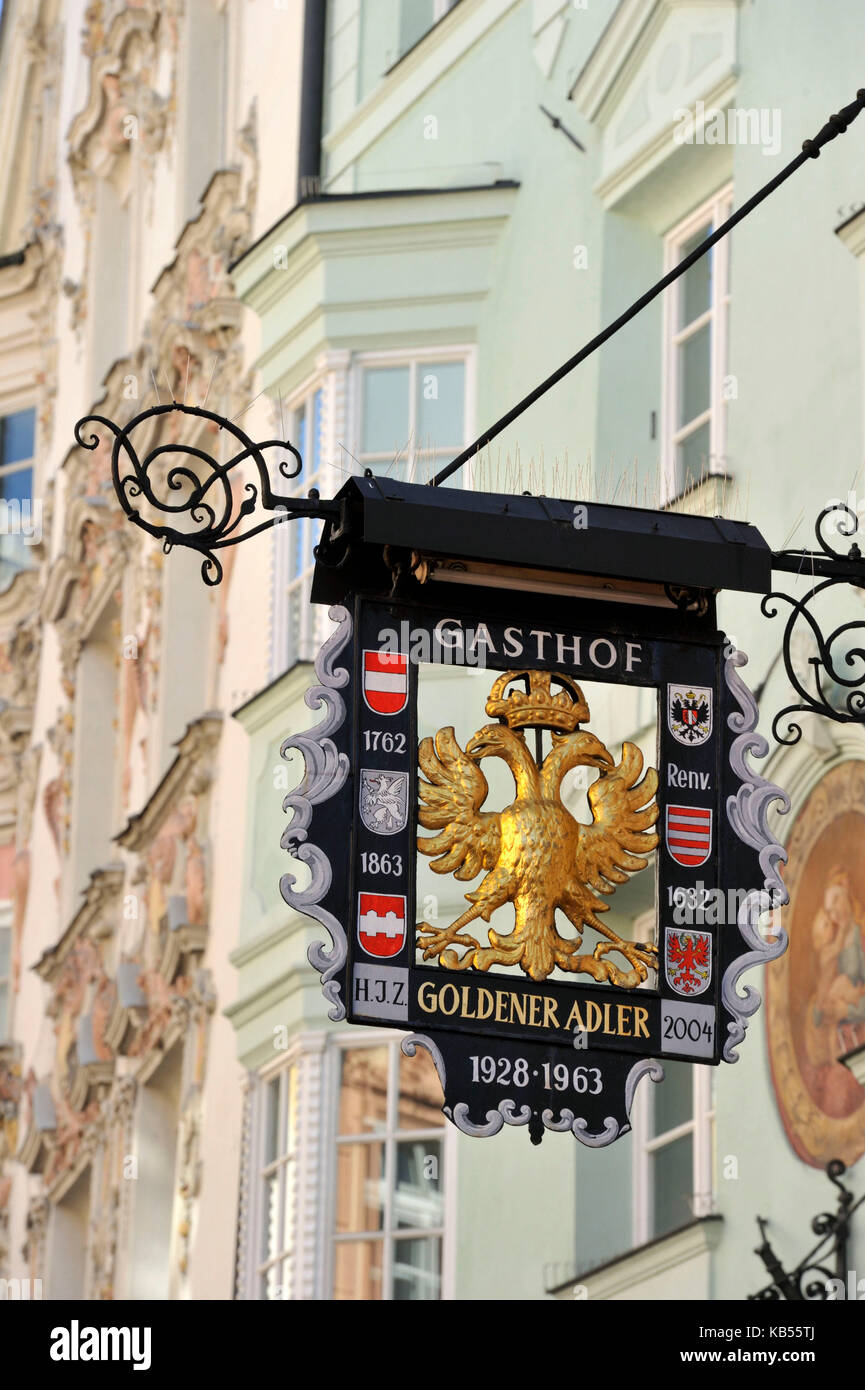 Autriche, Tyrol, Innsbruck, Herzog-friedrich strasse (rue) dans le centre historique, signe de la plus vieille auberge de la ville, Goldener Adler Banque D'Images