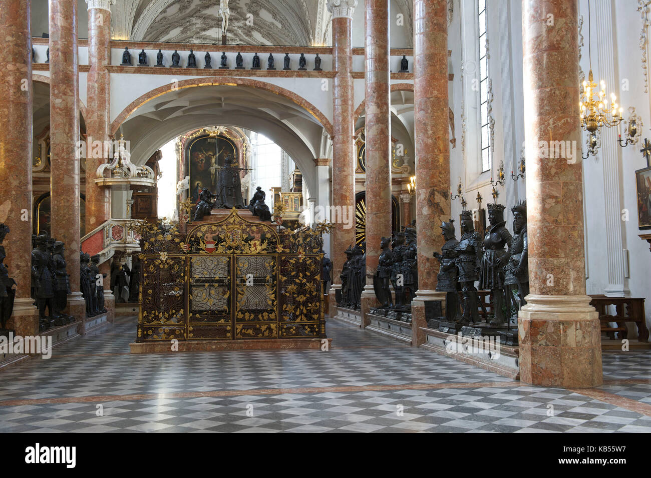 Autriche, Tyrol, Innsbruck, Hofkirche, 28 statues monumentales en bronze entourent le tombeau de l'empereur Maximilien le 1e, monument impérial le plus important d'Europe Banque D'Images