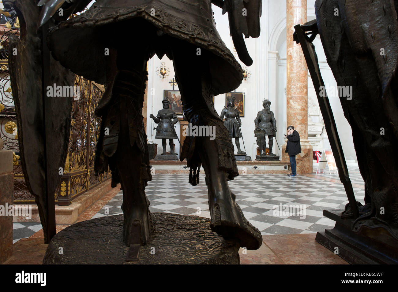 Autriche, Tyrol, Innsbruck, Hofkirche, 28 statues monumentales en bronze entourent le tombeau de l'empereur Maximilien le 1e, monument impérial le plus important d'Europe Banque D'Images