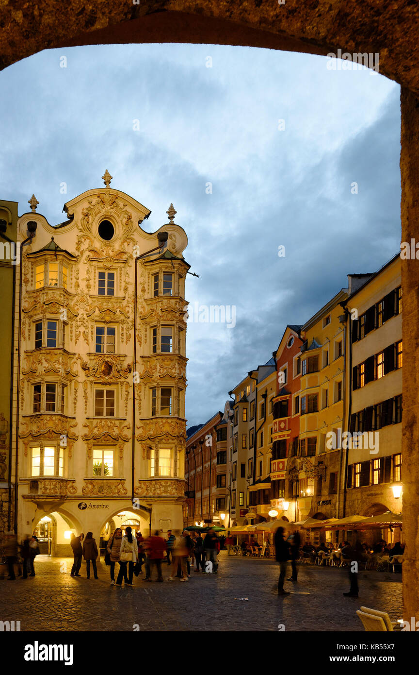 Autriche, Tyrol, Innsbruck, Herzog-Friedrich Strasse (rue) dans le centre historique, la façade de style baroque de la Hölblinghaus Banque D'Images